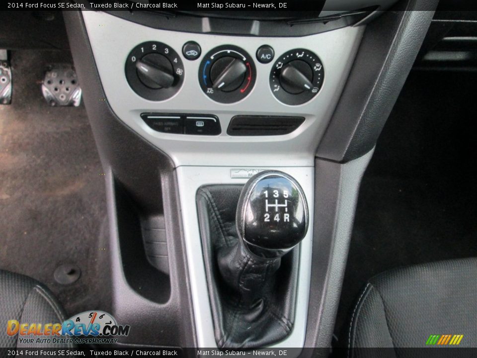 2014 Ford Focus SE Sedan Tuxedo Black / Charcoal Black Photo #26