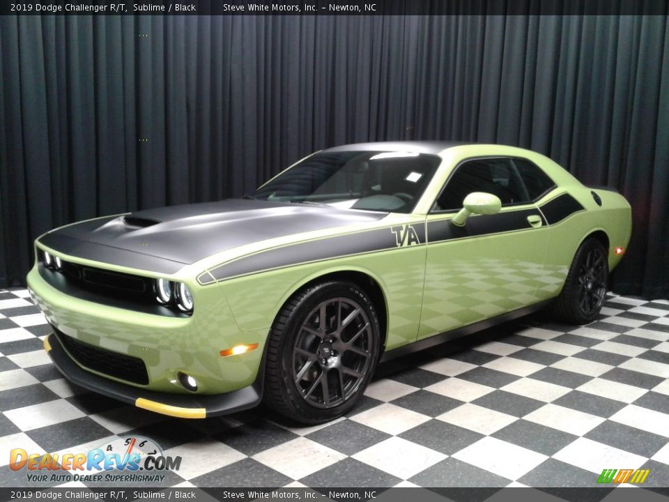 Front 3/4 View of 2019 Dodge Challenger R/T Photo #2