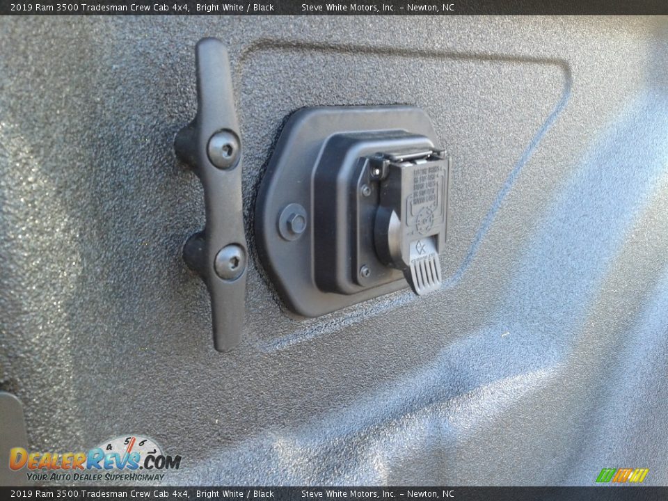 2019 Ram 3500 Tradesman Crew Cab 4x4 Bright White / Black Photo #12