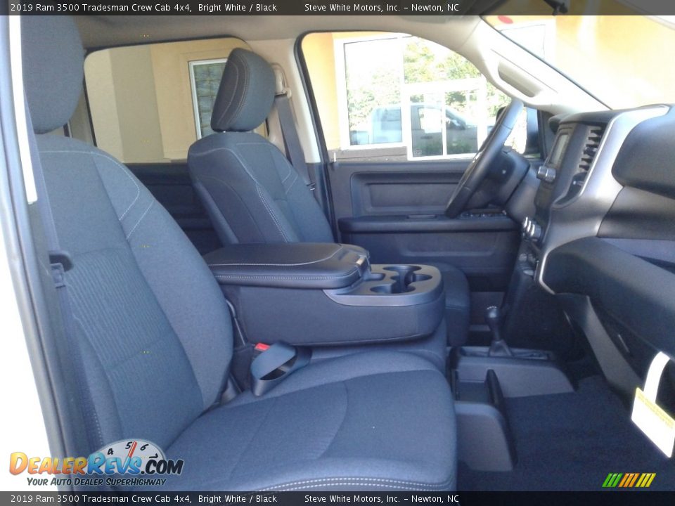 2019 Ram 3500 Tradesman Crew Cab 4x4 Bright White / Black Photo #17