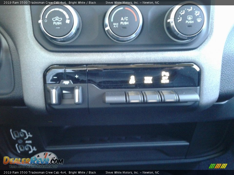 2019 Ram 3500 Tradesman Crew Cab 4x4 Bright White / Black Photo #24