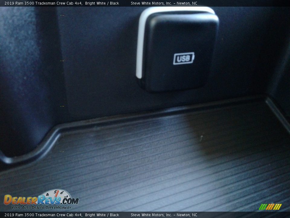 2019 Ram 3500 Tradesman Crew Cab 4x4 Bright White / Black Photo #26