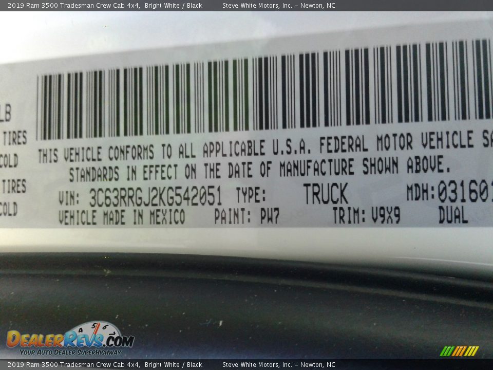 2019 Ram 3500 Tradesman Crew Cab 4x4 Bright White / Black Photo #31