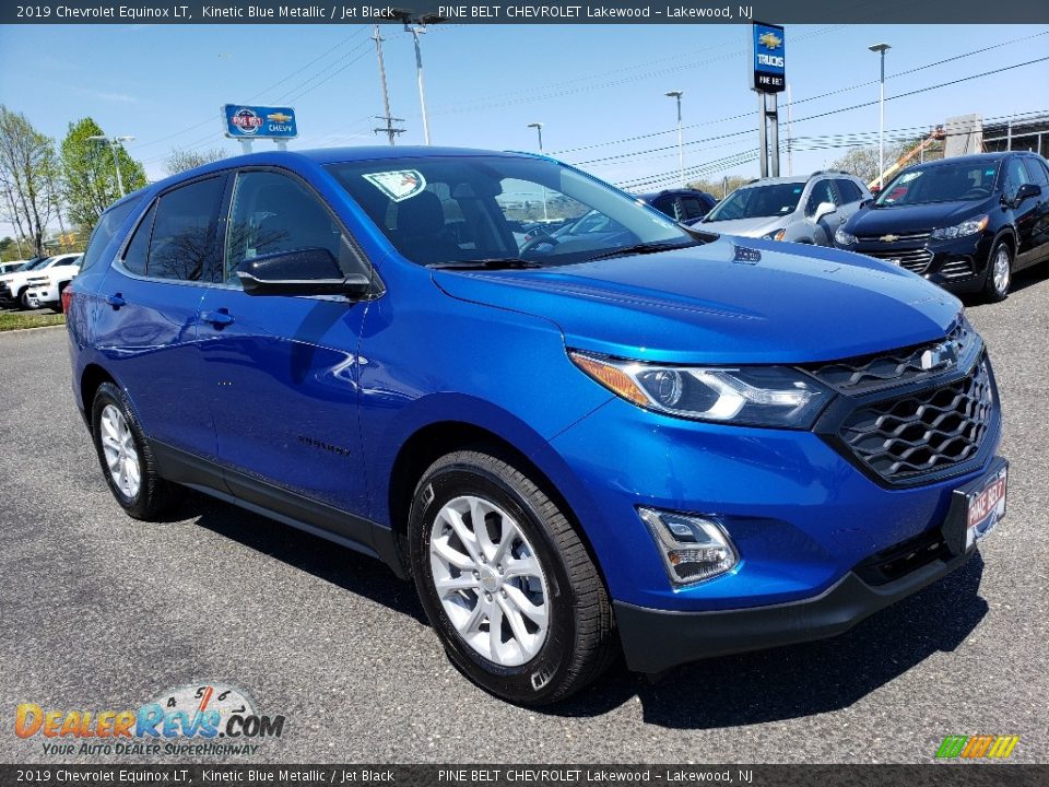 Front 3/4 View of 2019 Chevrolet Equinox LT Photo #1