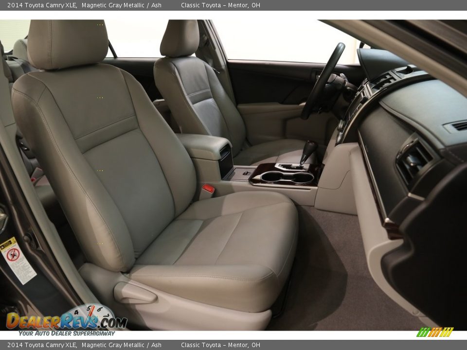 2014 Toyota Camry XLE Magnetic Gray Metallic / Ash Photo #16