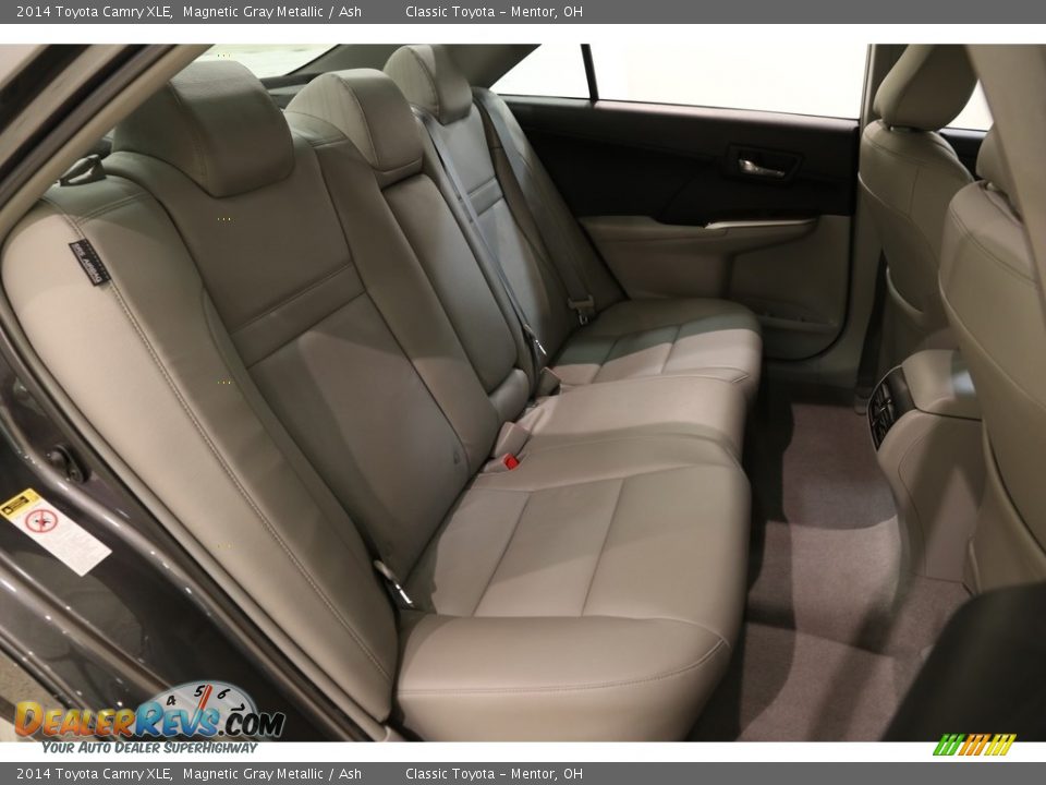 2014 Toyota Camry XLE Magnetic Gray Metallic / Ash Photo #17