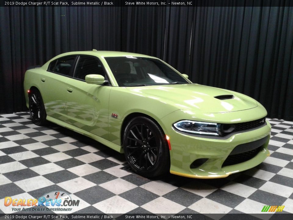 Front 3/4 View of 2019 Dodge Charger R/T Scat Pack Photo #4