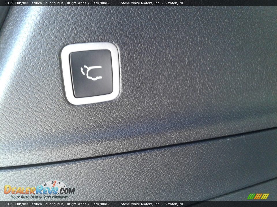 2019 Chrysler Pacifica Touring Plus Bright White / Black/Black Photo #13