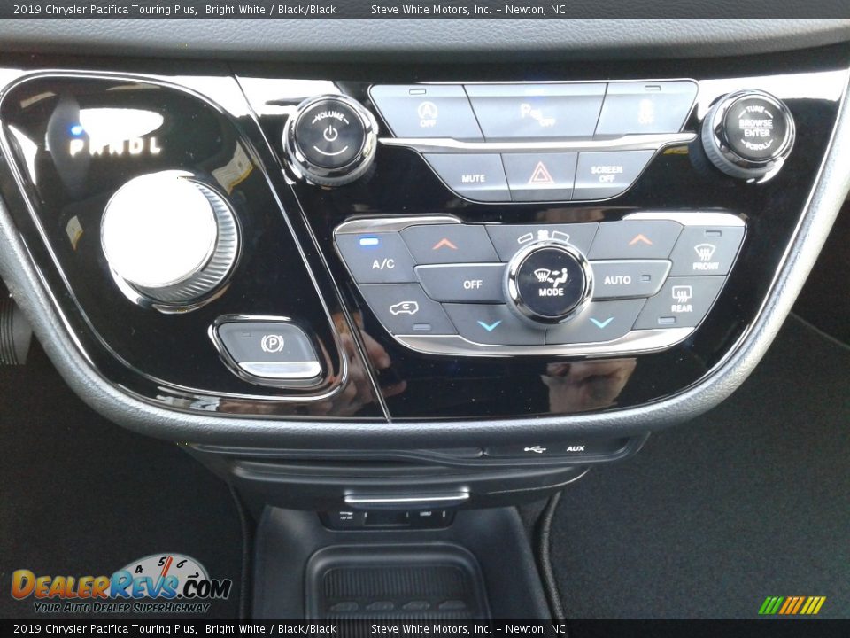 2019 Chrysler Pacifica Touring Plus Bright White / Black/Black Photo #28