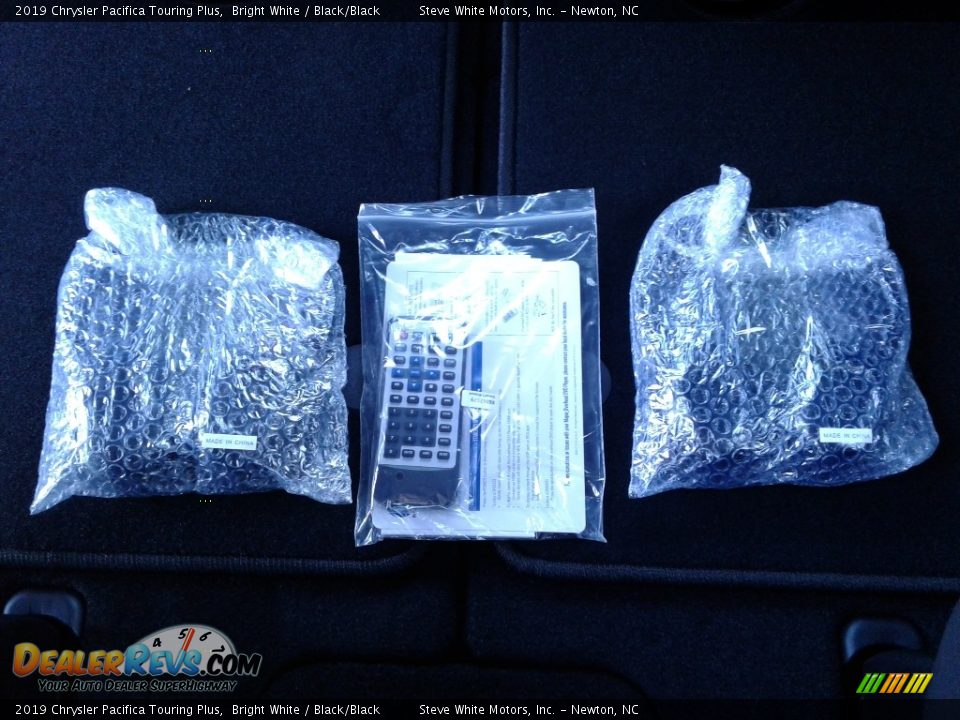 2019 Chrysler Pacifica Touring Plus Bright White / Black/Black Photo #31