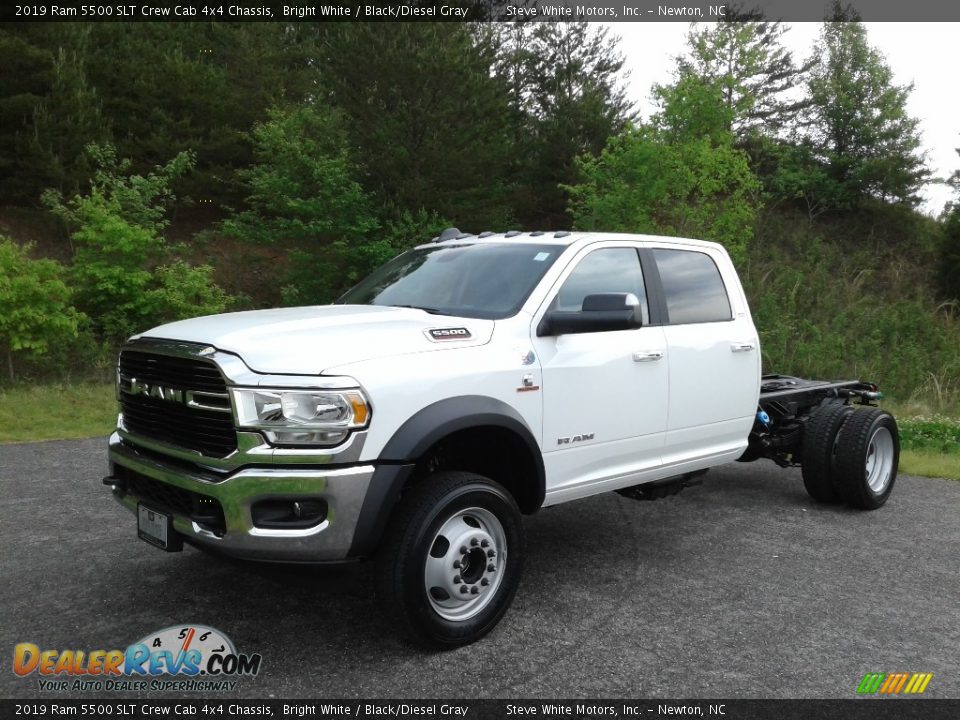 Front 3/4 View of 2019 Ram 5500 SLT Crew Cab 4x4 Chassis Photo #2