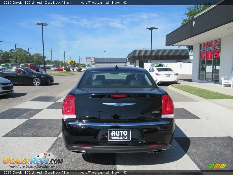 2019 Chrysler 300 Limited Gloss Black / Black Photo #4