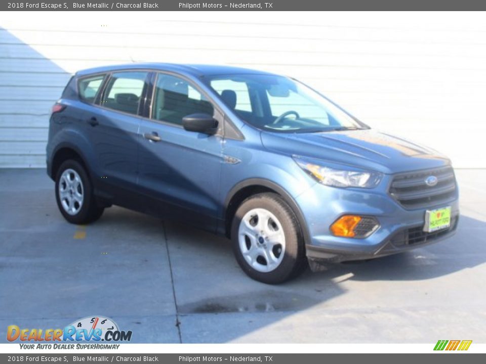 Front 3/4 View of 2018 Ford Escape S Photo #2