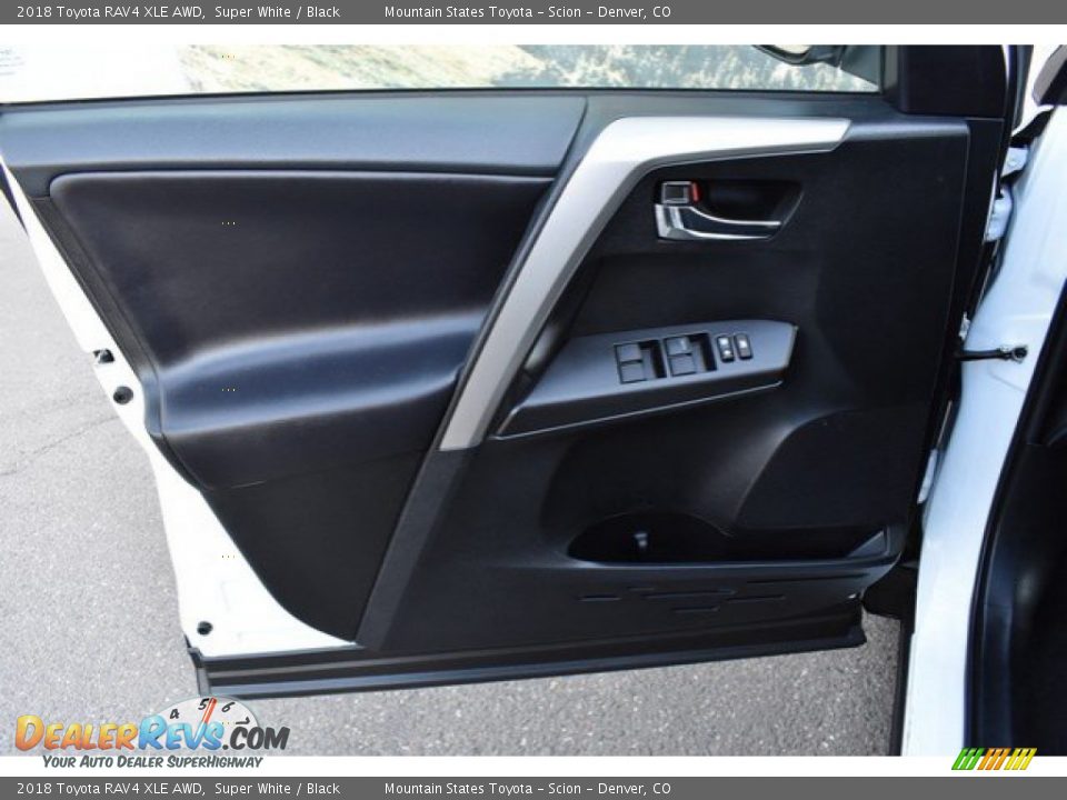 2018 Toyota RAV4 XLE AWD Super White / Black Photo #25
