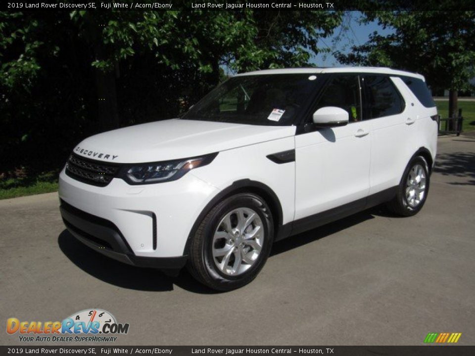 Front 3/4 View of 2019 Land Rover Discovery SE Photo #10