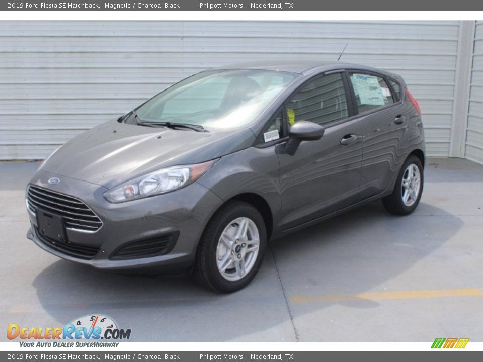 Front 3/4 View of 2019 Ford Fiesta SE Hatchback Photo #4