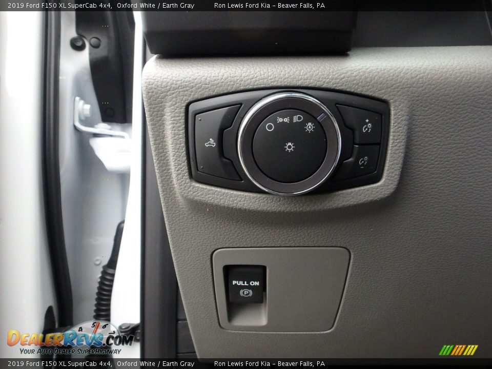 Controls of 2019 Ford F150 XL SuperCab 4x4 Photo #16