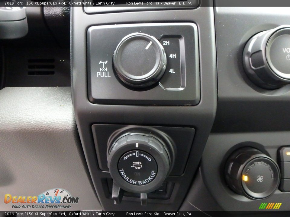 Controls of 2019 Ford F150 XL SuperCab 4x4 Photo #18