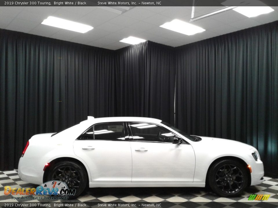 2019 Chrysler 300 Touring Bright White / Black Photo #5