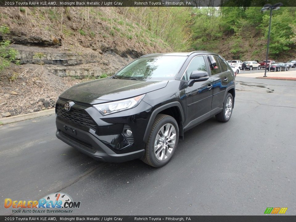 Front 3/4 View of 2019 Toyota RAV4 XLE AWD Photo #4