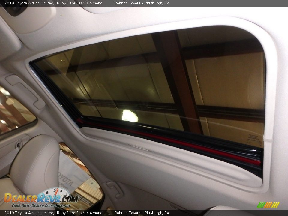 2019 Toyota Avalon Limited Ruby Flare Pearl / Almond Photo #14