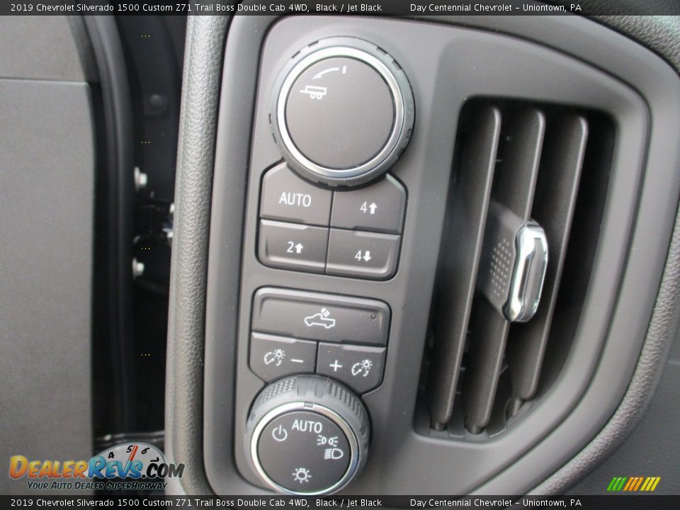 Controls of 2019 Chevrolet Silverado 1500 Custom Z71 Trail Boss Double Cab 4WD Photo #16