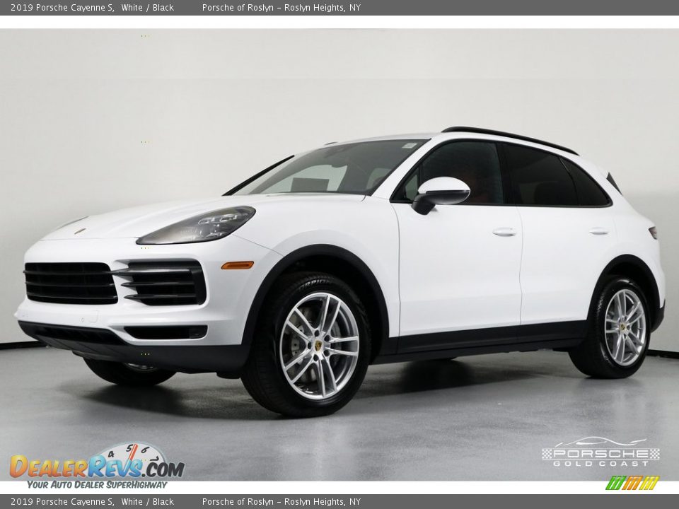 Front 3/4 View of 2019 Porsche Cayenne S Photo #3