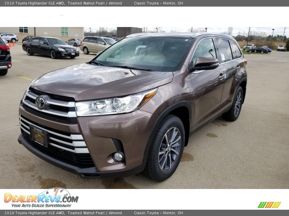 Front 3/4 View of 2019 Toyota Highlander XLE AWD Photo #1