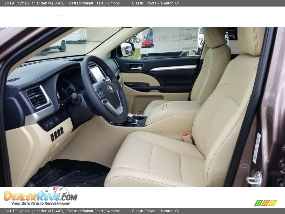 Almond Interior - 2019 Toyota Highlander XLE AWD Photo #2