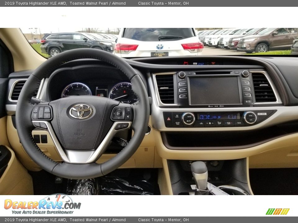 Dashboard of 2019 Toyota Highlander XLE AWD Photo #4