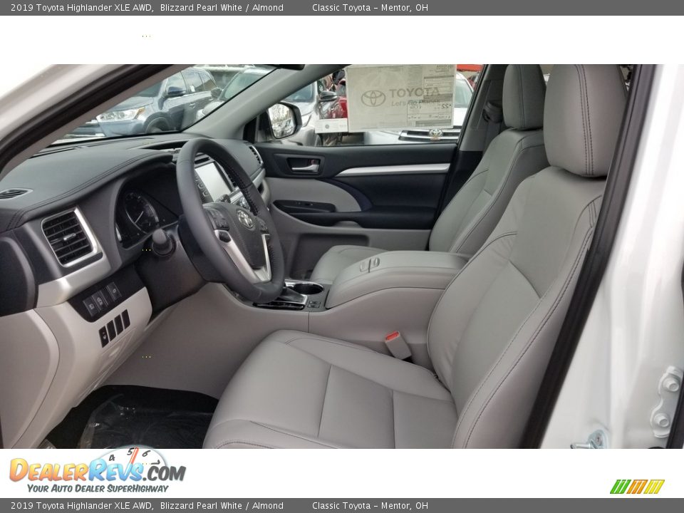 2019 Toyota Highlander XLE AWD Blizzard Pearl White / Almond Photo #2