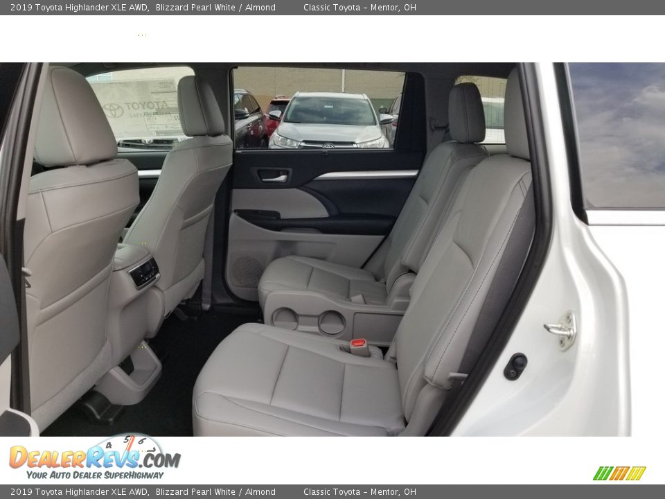 2019 Toyota Highlander XLE AWD Blizzard Pearl White / Almond Photo #3