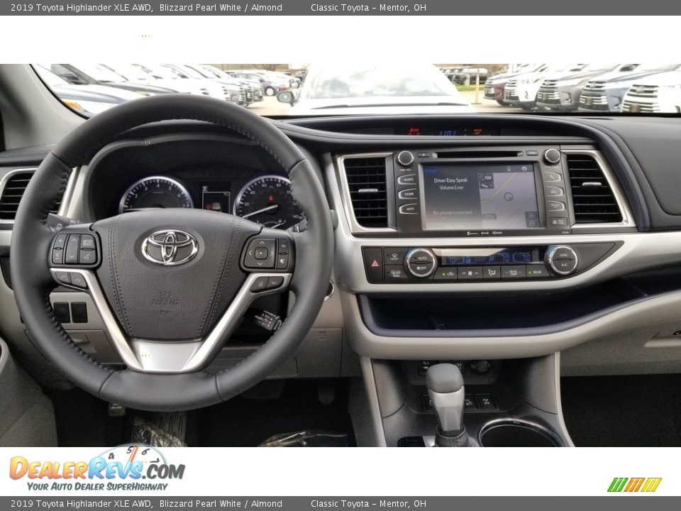 2019 Toyota Highlander XLE AWD Blizzard Pearl White / Almond Photo #4