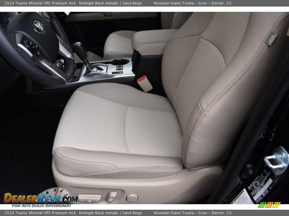 2019 Toyota 4Runner SR5 Premium 4x4 Midnight Black metallic / Sand Beige Photo #6