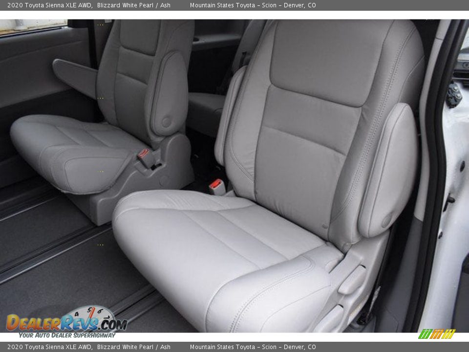 2020 Toyota Sienna XLE AWD Blizzard White Pearl / Ash Photo #10