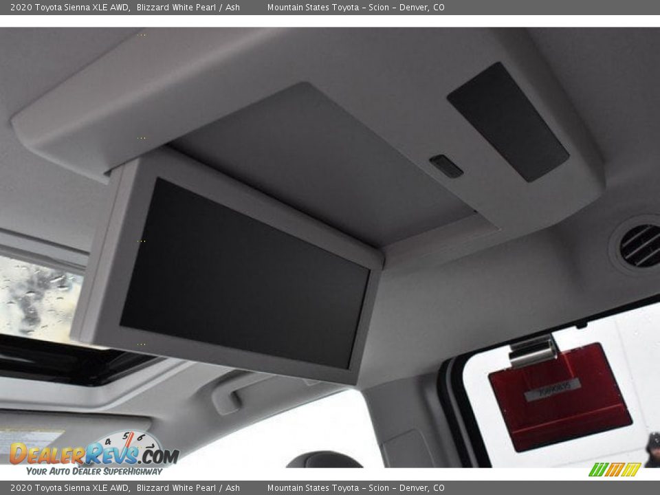 2020 Toyota Sienna XLE AWD Blizzard White Pearl / Ash Photo #11