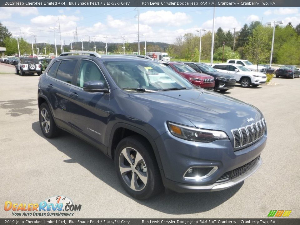 Front 3/4 View of 2019 Jeep Cherokee Limited 4x4 Photo #7
