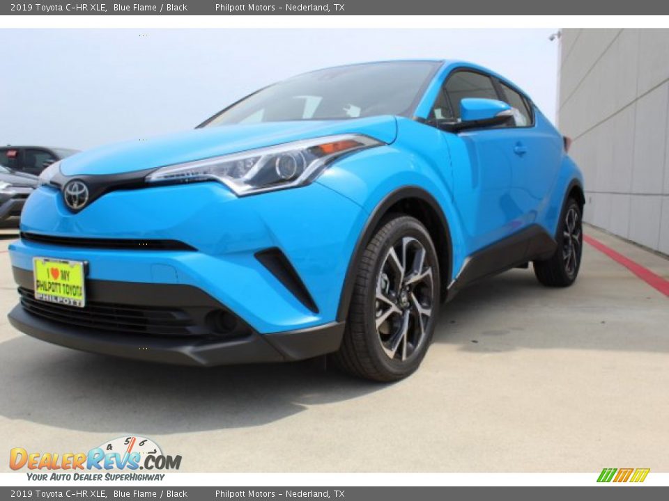 Front 3/4 View of 2019 Toyota C-HR XLE Photo #4