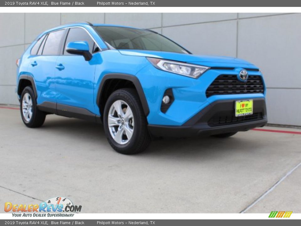 Front 3/4 View of 2019 Toyota RAV4 XLE Photo #2