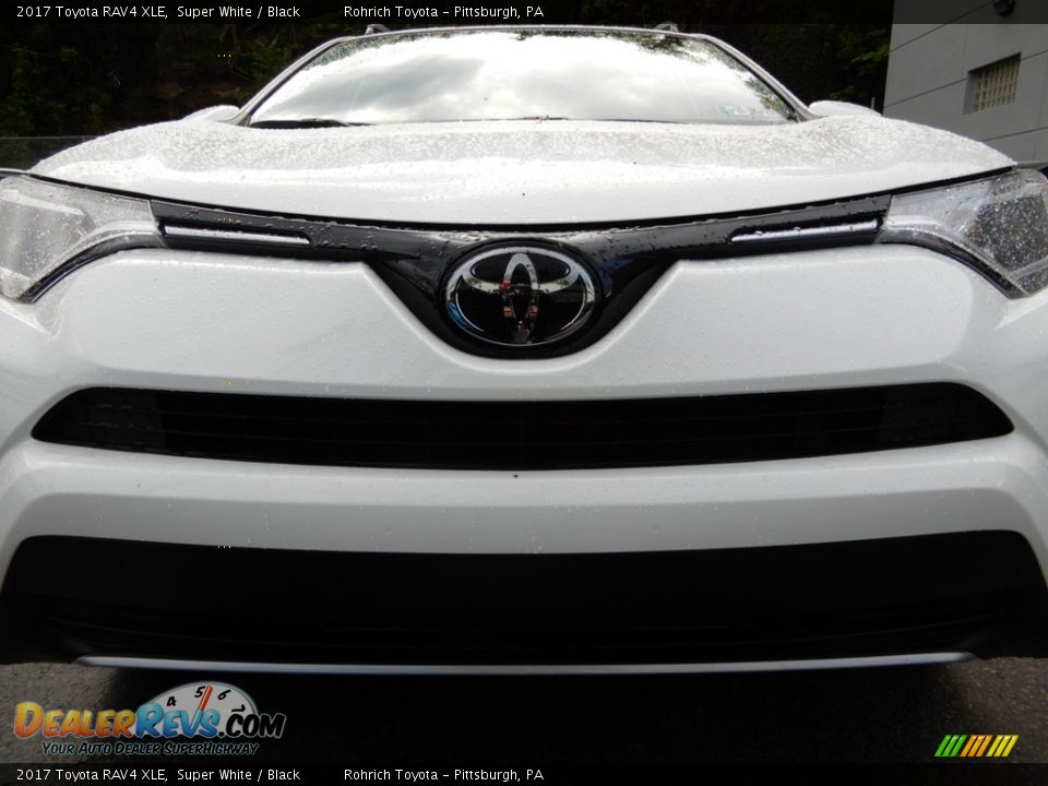 2017 Toyota RAV4 XLE Super White / Black Photo #13