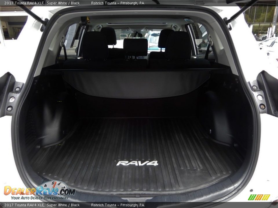 2017 Toyota RAV4 XLE Super White / Black Photo #17