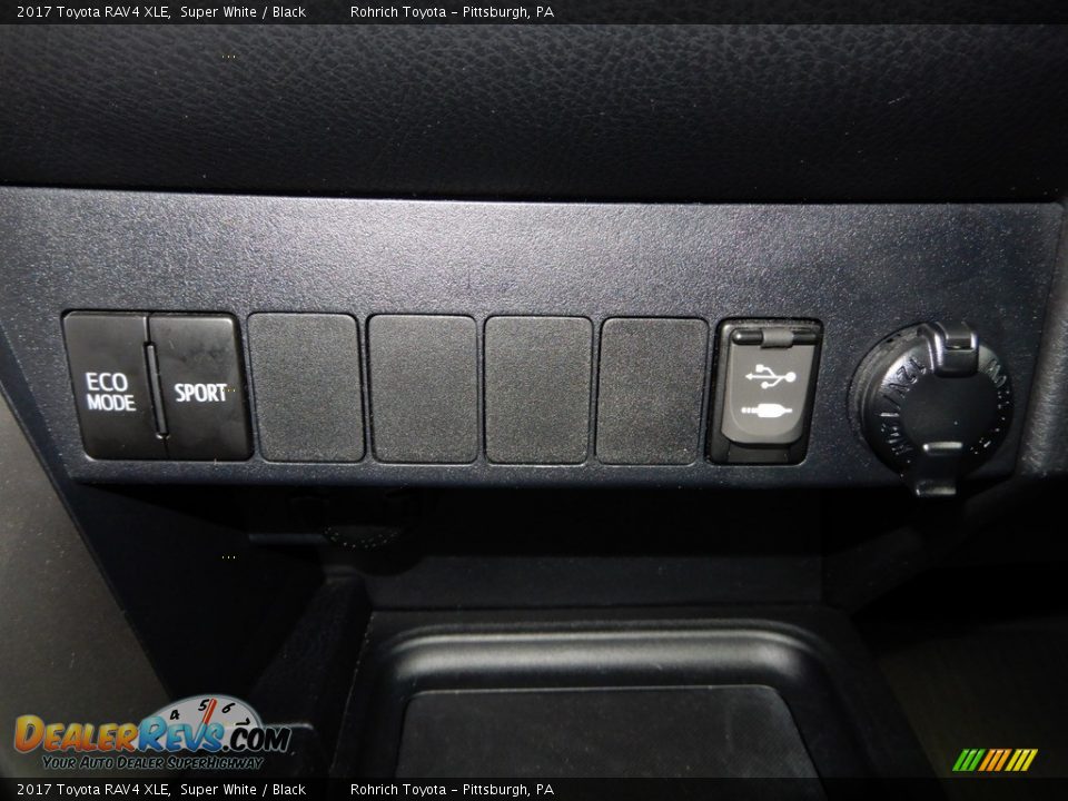2017 Toyota RAV4 XLE Super White / Black Photo #22