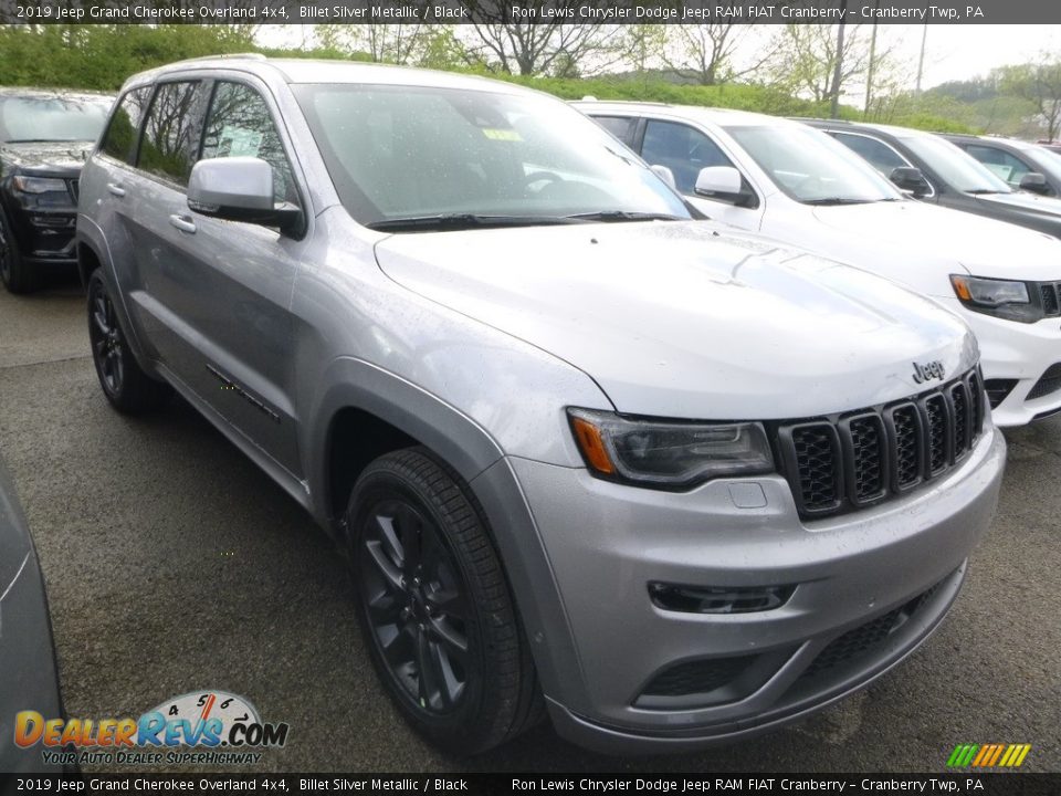 Front 3/4 View of 2019 Jeep Grand Cherokee Overland 4x4 Photo #6