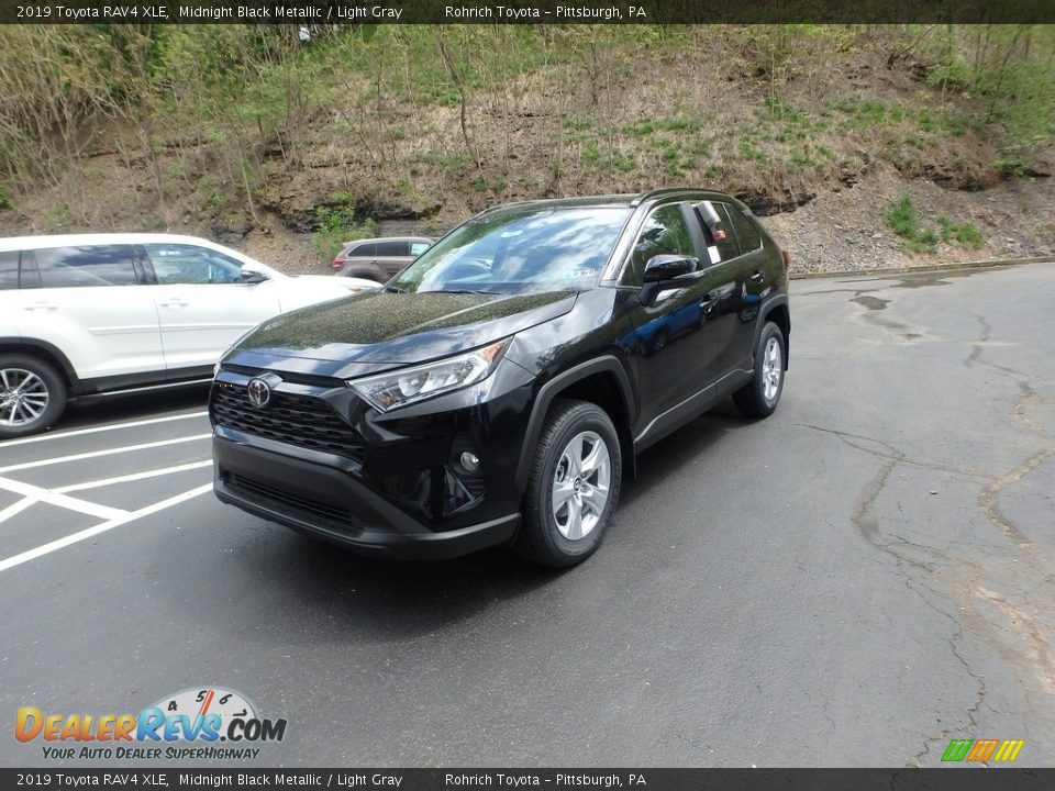 2019 Toyota RAV4 XLE Midnight Black Metallic / Light Gray Photo #4