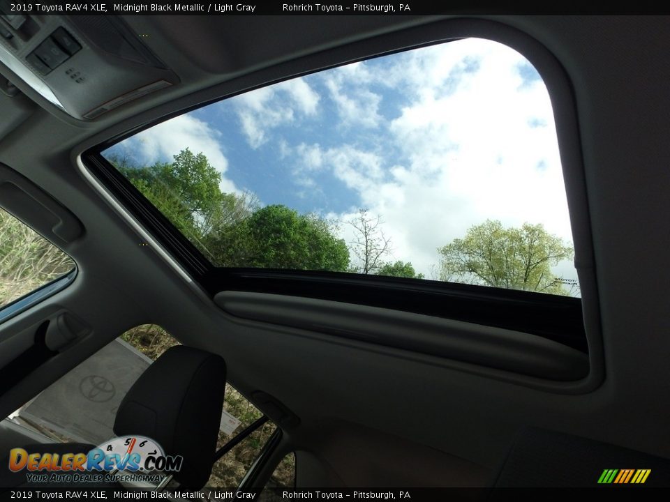 2019 Toyota RAV4 XLE Midnight Black Metallic / Light Gray Photo #14