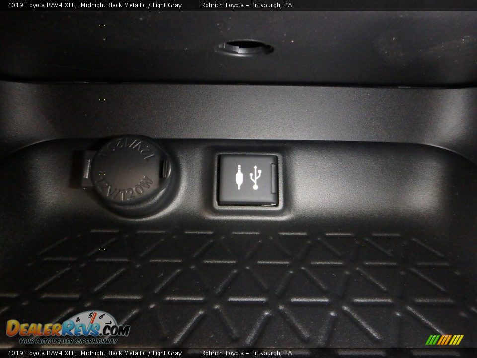 2019 Toyota RAV4 XLE Midnight Black Metallic / Light Gray Photo #15