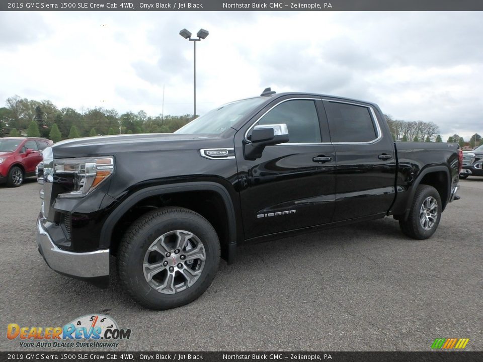 Front 3/4 View of 2019 GMC Sierra 1500 SLE Crew Cab 4WD Photo #1