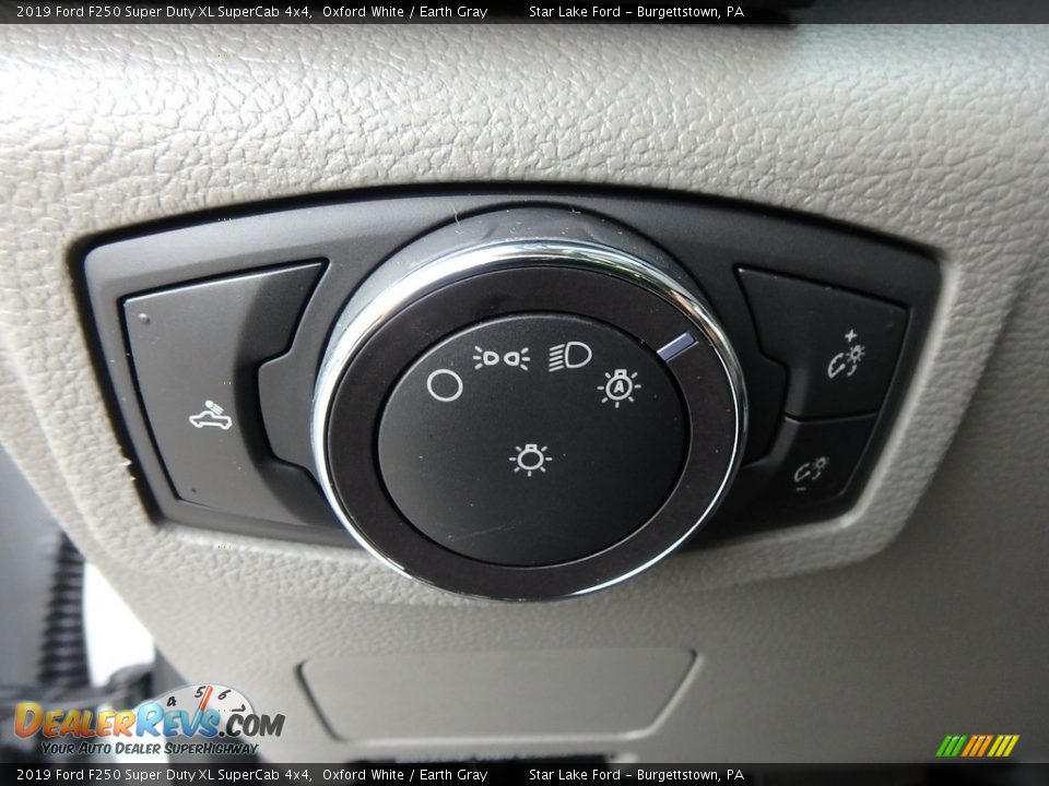 2019 Ford F250 Super Duty XL SuperCab 4x4 Oxford White / Earth Gray Photo #17