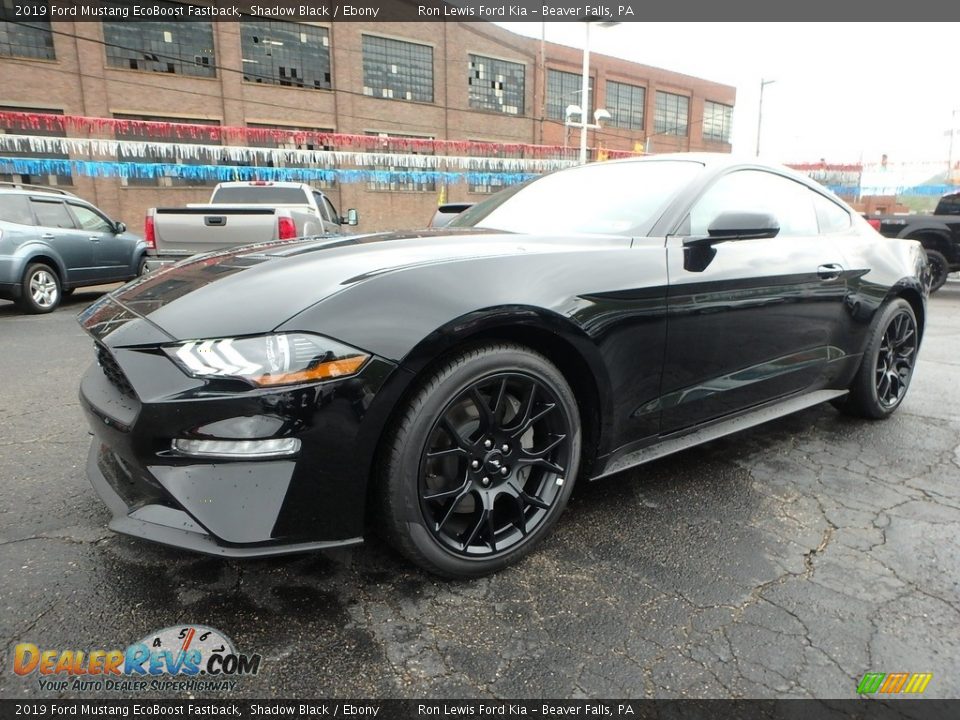 Front 3/4 View of 2019 Ford Mustang EcoBoost Fastback Photo #6