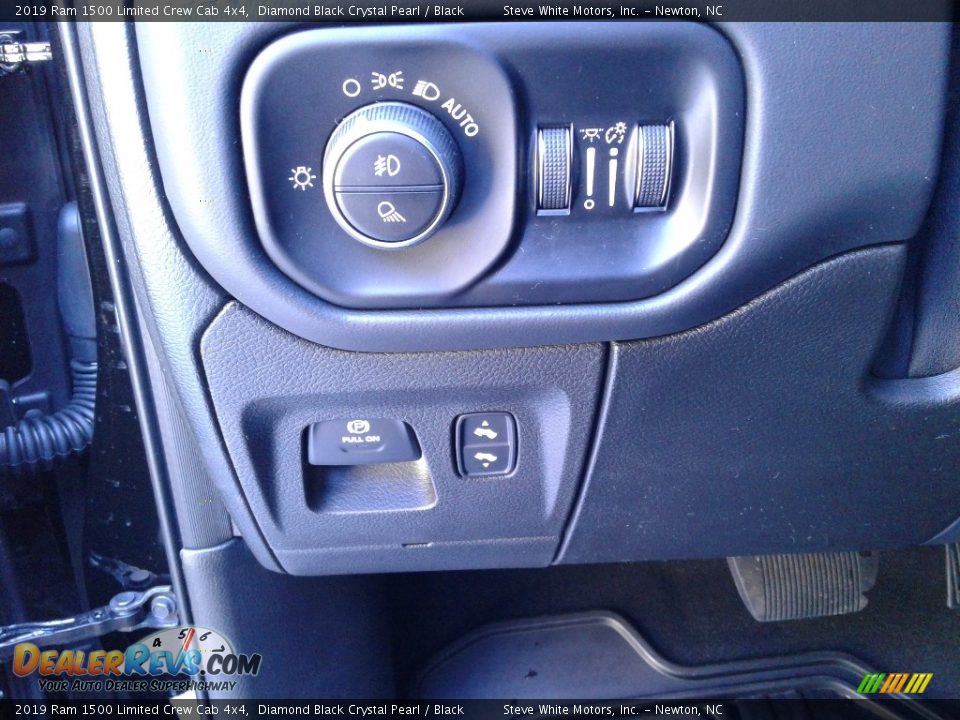 2019 Ram 1500 Limited Crew Cab 4x4 Diamond Black Crystal Pearl / Black Photo #16